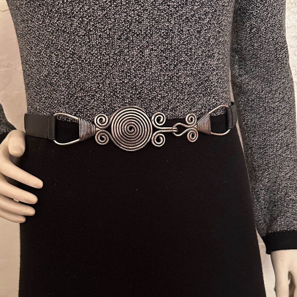 Chico's vintage Elegant Black leather adjustable belt with large Silver buckle